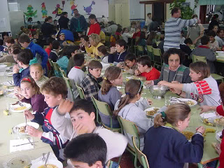 Alertan que hay más chicos que van a comer a la escuela que los anotados para estudiar