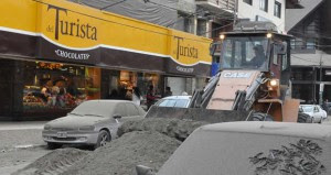 Por las cenizas del volcán Puyehue, las ventas en comercios de la Patagonia argentina cayeron casi un 50%