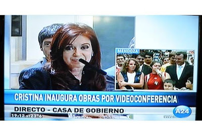 Análisis: el giro discursivo de Cristina; atril, chiste y teleconferencia