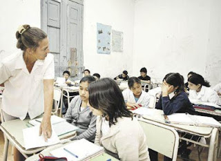 Según OCDE, los docentes argentinos son los que más trabajan y menos ganan del mundo