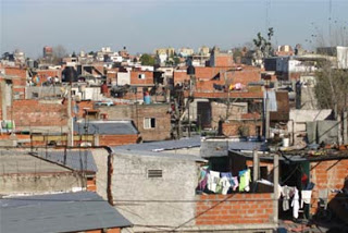 La mitad de las viviendas argentinas todavía no tiene cloacas o gas natural