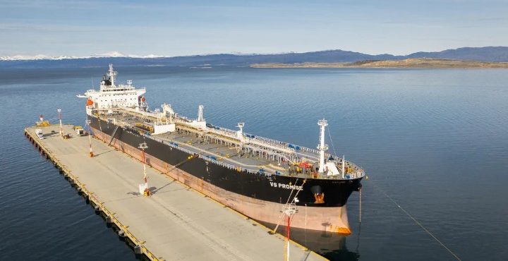 Un petrolero de bandera británica amarró en Ushuaia y generó un nuevo cruce entre Nación y Tierra del Fuego