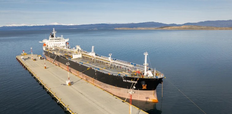 Un petrolero de bandera británica amarró en Ushuaia y generó un nuevo cruce entre Nación y Tierra del Fuego